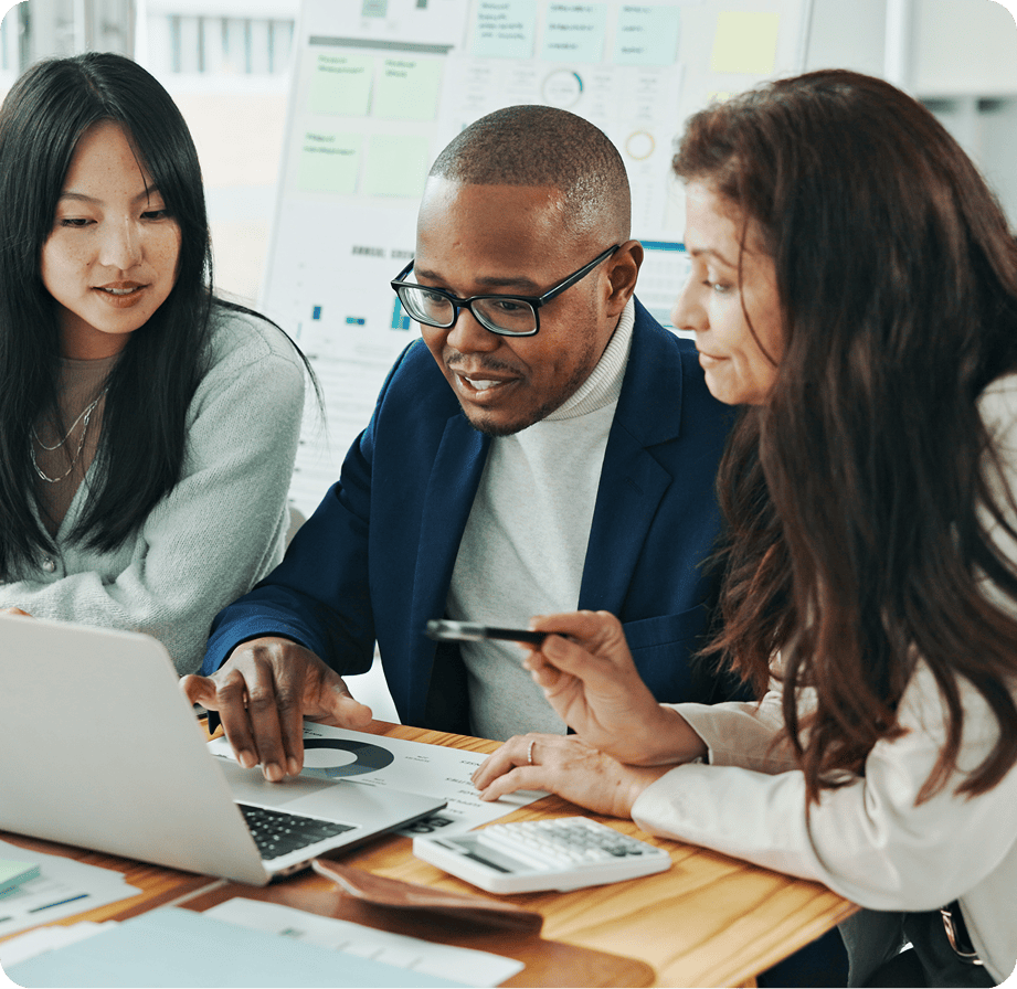 Colleagues discussing data on a laptop